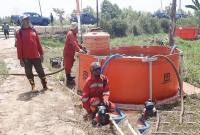 Petugas gabungan Kemenhut saat menggunakan tandon lipat portabel dalam penanggulangan karhutla di ring 1 bandara di Banjarbaru, Selasa (25/8/2026). (Foto: Antara)