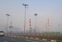 Kabut asap yang menyelimuti Bandara Internasional Syamsudin Noor di Banjarbaru, Kalimantan Selatan pada Rabu pagi. (Foto: Antara)