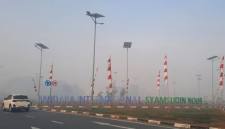 Kabut asap yang menyelimuti Bandara Internasional Syamsudin Noor di Banjarbaru, Kalimantan Selatan pada Rabu pagi. (Foto: Antara)