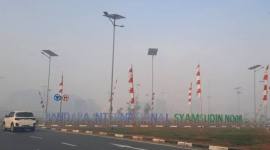 Kabut asap yang menyelimuti Bandara Internasional Syamsudin Noor di Banjarbaru, Kalimantan Selatan pada Rabu pagi. (Foto: Antara)