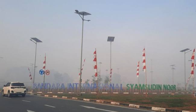 Kabut asap yang menyelimuti Bandara Internasional Syamsudin Noor di Banjarbaru, Kalimantan Selatan pada Rabu pagi. (Foto: Antara)