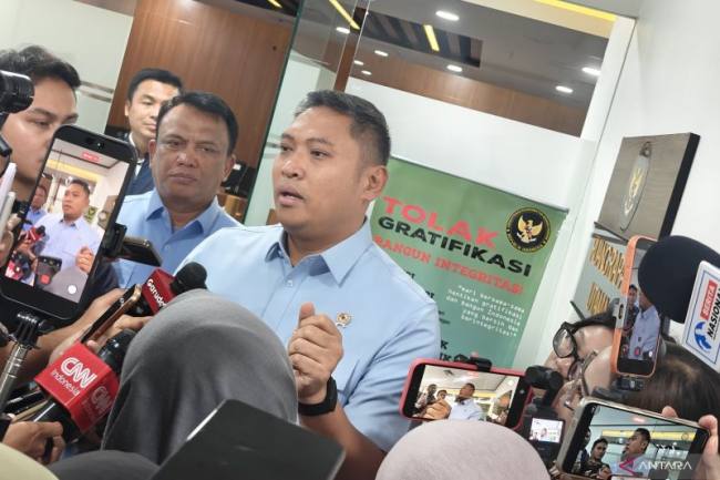Kepala Badan Gizi Nasional (BGN) Sudaryono memberikan penjelasan selepas rapat terbatas membahas perbaikan tata kelola Makan Bergizi Gratis (MBG) bersama Kementerian Koordinator Bidang Pangan (Kemenko Pangan) di Jakarta, Rabu (26/8/2026). (Foto: Antara/M Riezko Bima EP)