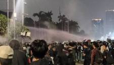 Situasi didepan gedung DPR dan MPR RI setelah polisi melakukan pembubaran pada Kamis (27/8/2026). (Foto: Antara/Ilham Kausar)
