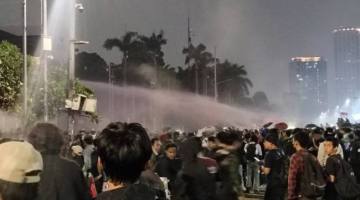 Situasi didepan gedung DPR dan MPR RI setelah polisi melakukan pembubaran pada Kamis (27/8/2026). (Foto: Antara/Ilham Kausar)
