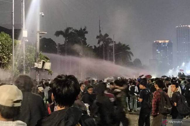 Situasi didepan gedung DPR dan MPR RI setelah polisi melakukan pembubaran pada Kamis (27/8/2026). (Foto: Antara/Ilham Kausar)