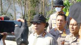 
Kapolda Kalsel Irjen Pol Dr Rosyanto Yudha Hermawan ditemui saat upaya pemadaman karhutla di Guntung Damar Banjarbaru, Jumat (28/8/2026). (Foto: Antara)