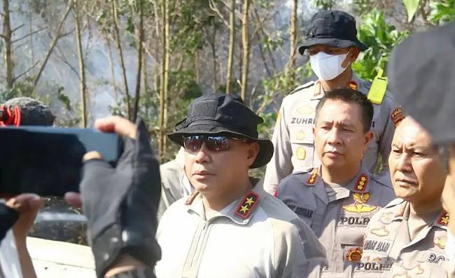 
Kapolda Kalsel Irjen Pol Dr Rosyanto Yudha Hermawan ditemui saat upaya pemadaman karhutla di Guntung Damar Banjarbaru, Jumat (28/8/2026). (Foto: Antara)