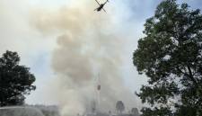 Foto Ilustrasi - Helikopter pengebom air memadamkan titik kebakaran lahan di kawasan Pengayuan, Banjarbaru, Kalimantan Selatan. (Foto: Antara)