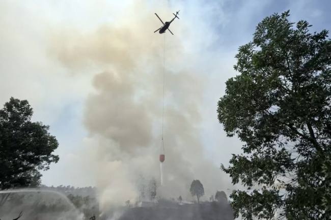 Foto Ilustrasi - Helikopter pengebom air memadamkan titik kebakaran lahan di kawasan Pengayuan, Banjarbaru, Kalimantan Selatan. (Foto: Antara)