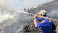 Personel Tagana dari Dinsos Kalsel memadamkan titik kebakaran hutan dan lahan (karhutla) di Banjarbaru, Kalimantan Selatan, beberapa waktu lalu. (Foto: Antara/Tumpal Andani A)