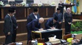 Gubernur Kalsel menandatangani dokumen opini BPK pada rapat paripurna DPRD. Foto : istimewa