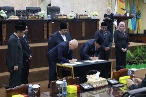 Gubernur Kalsel menandatangani dokumen opini BPK pada rapat paripurna DPRD. Foto : istimewa