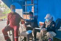Petugas Dinkes Kalsel memberikan pelayanan kesehatan bagi satuan tugas karhutla di posko kesehatan di Banjarbaru, Kalimantan Selatan, Senin (31/8/2026). (Foto: HO-Dinkes Kalsel)