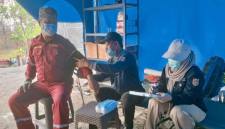 Petugas Dinkes Kalsel memberikan pelayanan kesehatan bagi satuan tugas karhutla di posko kesehatan di Banjarbaru, Kalimantan Selatan, Senin (31/8/2026). (Foto: HO-Dinkes Kalsel)