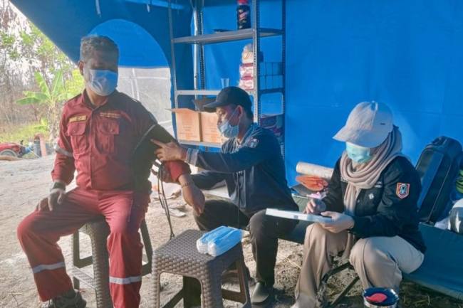 Petugas Dinkes Kalsel memberikan pelayanan kesehatan bagi satuan tugas karhutla di posko kesehatan di Banjarbaru, Kalimantan Selatan, Senin (31/8/2026). (Foto: HO-Dinkes Kalsel)