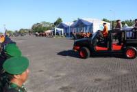 Gubernur Muhidin berada di mobil Jeep mengecek pasukan apel kesiapsiagaan bencana. Foto : Istimewa