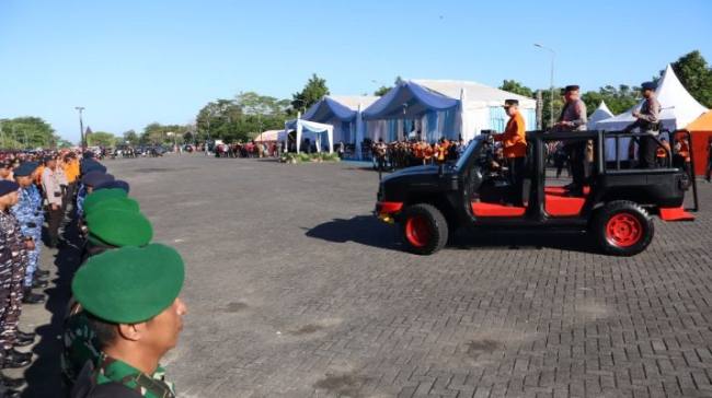Gubernur Muhidin berada di mobil Jeep mengecek pasukan apel kesiapsiagaan bencana. Foto : Istimewa