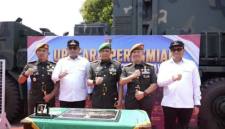 Pangdam VI/Mulawarman Mayjen TNI Krido Pramono bersama Wagub Kaltim Seno Aji dan sejumlah pejabat saat peresmian Batalyon Artileri Medan (Armed) 22/Kesumawira di Kutai Kartanegara, Rabu (19/8/2026). (Foto: HO-Adpim Pemprov Kaltim)