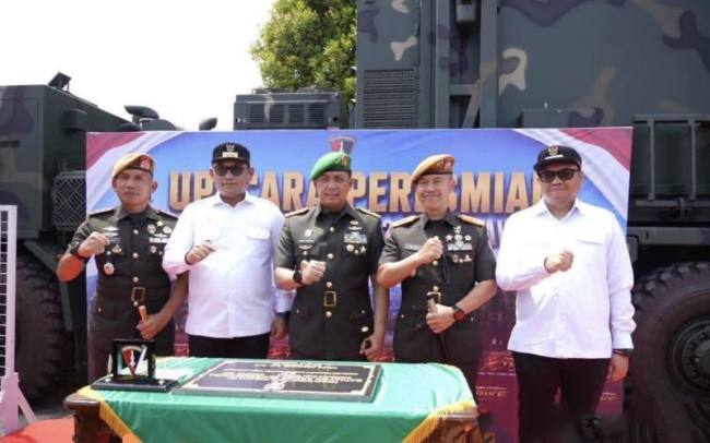 
Pangdam VI/Mulawarman Mayjen TNI Krido Pramono bersama Wagub Kaltim Seno Aji dan sejumlah pejabat saat peresmian Batalyon Artileri Medan (Armed) 22/Kesumawira di Kutai Kartanegara, Rabu (19/8/2026). (Foto: HO-Adpim Pemprov Kaltim)