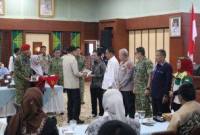 Wargub Hasnuryadi saat menyerahkan cinderamata kepada Menko Polkam. Foto : istimewa