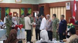 Wargub Hasnuryadi saat menyerahkan cinderamata kepada Menko Polkam. Foto : istimewa