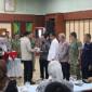 Wargub Hasnuryadi saat menyerahkan cinderamata kepada Menko Polkam. Foto : istimewa