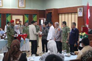 Wargub Hasnuryadi saat menyerahkan cinderamata kepada Menko Polkam. Foto : istimewa