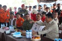 Menko Polkam saat berada di post terpadu penanganan karhutla di Kalsel. Foto : Istimewa
