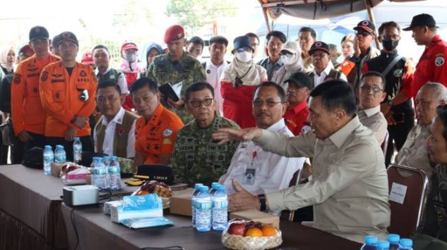 Menko Polkam saat berada di post terpadu penanganan karhutla di Kalsel. Foto : Istimewa