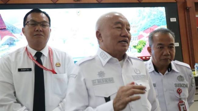 Gubernur Muhidin usai rapat persiapan Hari Jadi Kalsel. Foto : istimewa