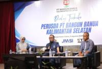 Direktur PT Bangun Banua (tengah) saat menjadi narasumber dialog dengan insan pers. Foto : istimewa