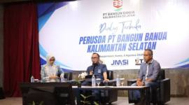 Direktur PT Bangun Banua (tengah) saat menjadi narasumber dialog dengan insan pers. Foto : istimewa