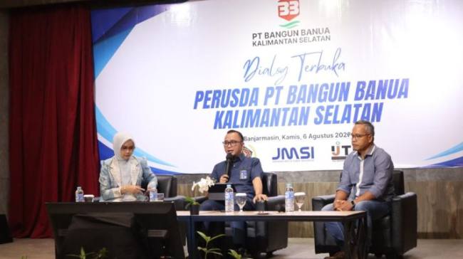 Direktur PT Bangun Banua (tengah) saat menjadi narasumber dialog dengan insan pers. Foto : istimewa