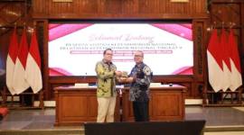 Sekda Kalsel (kiri) menyerahkan cinderamata kenang-kenangan kepada perwakilan Jawa Timur. Foto : istimewa