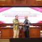Sekda Kalsel (kiri) menyerahkan cinderamata kenang-kenangan kepada perwakilan Jawa Timur. Foto : istimewa