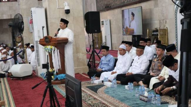 Wagub Kalsel saat menyampaikan sambutan pada kegiatan Tabligh Akbar di  Masjid Sabilal Muhtadin. Foto : istimewa