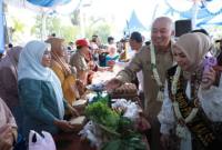 Gubernur didampingi istri saat meninjau pasar murah di HST yang digelar dalam rangka Germas Ceria. Foto : Istimewa