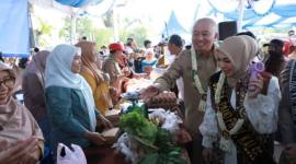 Gubernur didampingi istri saat meninjau pasar murah di HST yang digelar dalam rangka Germas Ceria. Foto : Istimewa