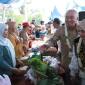 Gubernur didampingi istri saat meninjau pasar murah di HST yang digelar dalam rangka Germas Ceria. Foto : Istimewa