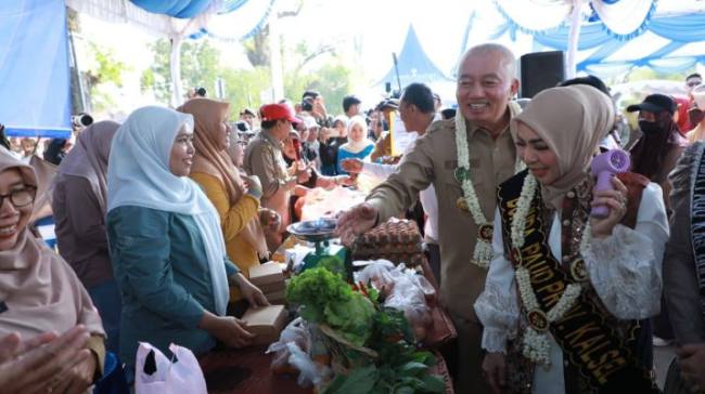 Gubernur didampingi istri saat meninjau pasar murah di HST yang digelar dalam rangka Germas Ceria. Foto : Istimewa