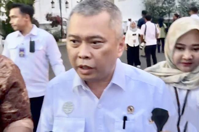 Menteri Perhubungan Dudy Purwagandhi menjawab pertanyaan wartawan saat ditemui di Istana Kepresidenan RI, Jakarta, Kamis (6/8/2026). (Foto: Istimewa)