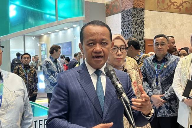 Menteri Energi dan Sumber Daya Mineral (ESDM) Bahlil Lahadalia memberi keterangan ketika ditemui di sela-sela acara The 12th Indonesia International Geothermal Convention & Exhibition (IIGCE) 2026 yang digelar di Jakarta, Rabu (19/8/2026). (Foto: Antara/Putu Indah S)