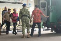 Mantan Jaksa Agung Muda Bidang Tindak Pidana Khusus (Jampidsus) Febrie Adriansyah (tengah) berjalan menuju mobil tahanan yang terparkir di kompleks Rutan KPK, Jakarta, Jumat (7/8/2026). (Foto: Antara/Rio Feisal)
