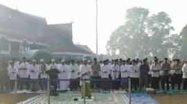 
Pemerintah Kabupaten Kobar bersama masyarakat saat melaksanakan shalat Istisqa di halaman kantor Pemkab Kobar, Selasa (18/8/2026). (Foto: Antara/Safitri RA)