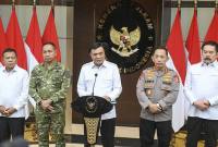 Menteri Koordinator Bidang Politik dan Keamanan (Menko Polkam) Djamari Chaniago (tengah) didampingi Kapolri Jenderal Pol. Listyo Sigit Prabowo (kedua kanan), Panglima TNI Jenderal TNI Agus Subiyanto (kedua kiri), Jaksa Agung ST Burhanuddin (kanan), dan Kepala Badan Intelijen Negara (BIN) Muhammad Herindra (kiri) menyampaikan keterangan pers terkait stabilitas politik dan keamanan di Kantor Kemenko Polkam, Jakarta, Rabu (5/8/2026). (Foto: Antara/Hafidz Mubarak A)