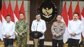 Menteri Koordinator Bidang Politik dan Keamanan (Menko Polkam) Djamari Chaniago (tengah) didampingi Kapolri Jenderal Pol. Listyo Sigit Prabowo (kedua kanan), Panglima TNI Jenderal TNI Agus Subiyanto (kedua kiri), Jaksa Agung ST Burhanuddin (kanan), dan Kepala Badan Intelijen Negara (BIN) Muhammad Herindra (kiri) menyampaikan keterangan pers terkait stabilitas politik dan keamanan di Kantor Kemenko Polkam, Jakarta, Rabu (5/8/2026). (Foto: Antara/Hafidz Mubarak A)