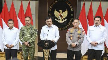 Menteri Koordinator Bidang Politik dan Keamanan (Menko Polkam) Djamari Chaniago (tengah) didampingi Kapolri Jenderal Pol. Listyo Sigit Prabowo (kedua kanan), Panglima TNI Jenderal TNI Agus Subiyanto (kedua kiri), Jaksa Agung ST Burhanuddin (kanan), dan Kepala Badan Intelijen Negara (BIN) Muhammad Herindra (kiri) menyampaikan keterangan pers terkait stabilitas politik dan keamanan di Kantor Kemenko Polkam, Jakarta, Rabu (5/8/2026). (Foto: Antara/Hafidz Mubarak A)