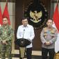Menteri Koordinator Bidang Politik dan Keamanan (Menko Polkam) Djamari Chaniago (tengah) didampingi Kapolri Jenderal Pol. Listyo Sigit Prabowo (kedua kanan), Panglima TNI Jenderal TNI Agus Subiyanto (kedua kiri), Jaksa Agung ST Burhanuddin (kanan), dan Kepala Badan Intelijen Negara (BIN) Muhammad Herindra (kiri) menyampaikan keterangan pers terkait stabilitas politik dan keamanan di Kantor Kemenko Polkam, Jakarta, Rabu (5/8/2026). (Foto: Antara/Hafidz Mubarak A)