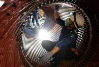 Proses perbaikan komponen sistem pelumasan (lubrication system) pada turbin uap salah satu unit PLTU. (Foto: Dok PLN UID Kalselteng)
