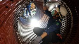 Proses perbaikan komponen sistem pelumasan (lubrication system) pada turbin uap salah satu unit PLTU. (Foto: Dok PLN UID Kalselteng)
